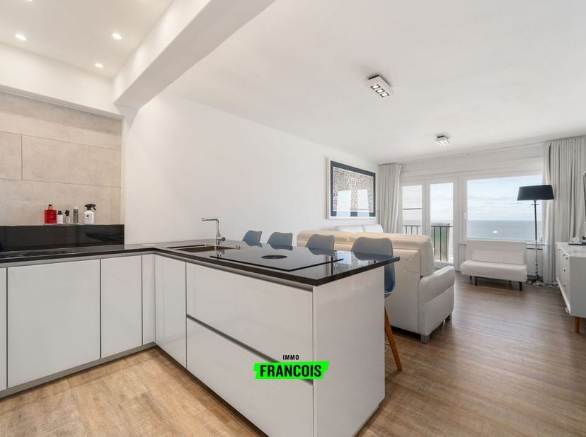 Au huitième étage dune résidence soignée, à distance de marche à la fois de la plage et du centre-ville, se trouve ce studio entièrement rénové offran