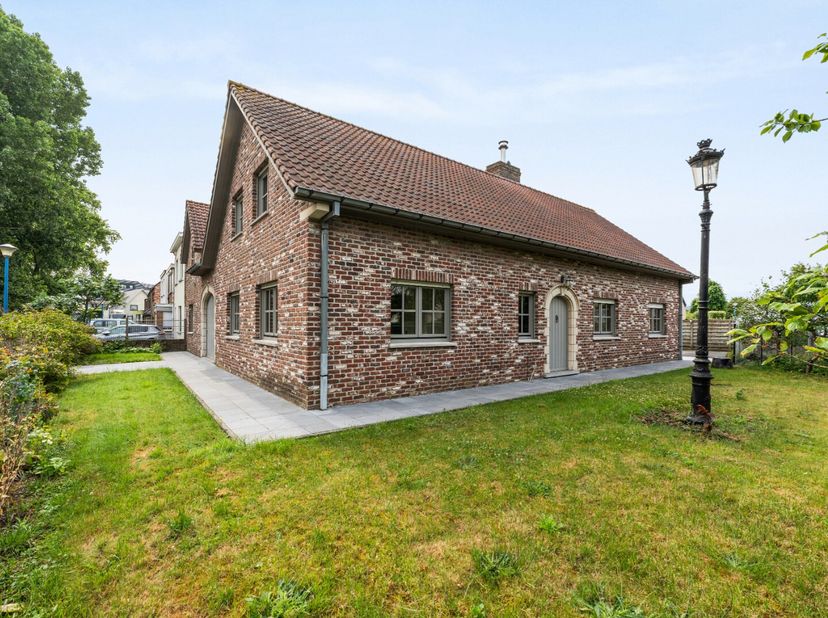 Karaktervolle en ruime villa met zonnige tuin in Koksijde-Dorp.   Bent u op zoek naar ruimte en een uitstekende ligging aan de kust? Deze charmante vi