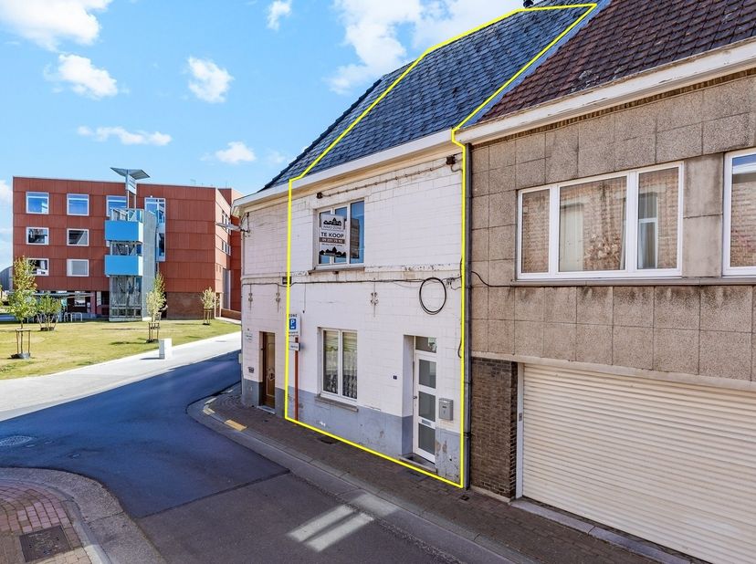 Deze woning is zeer gunstig gelegen in het centrum van Wetteren nabij alle voorzieningen zoals winkels, scholen en openbaar vervoer. Bovendien is de w