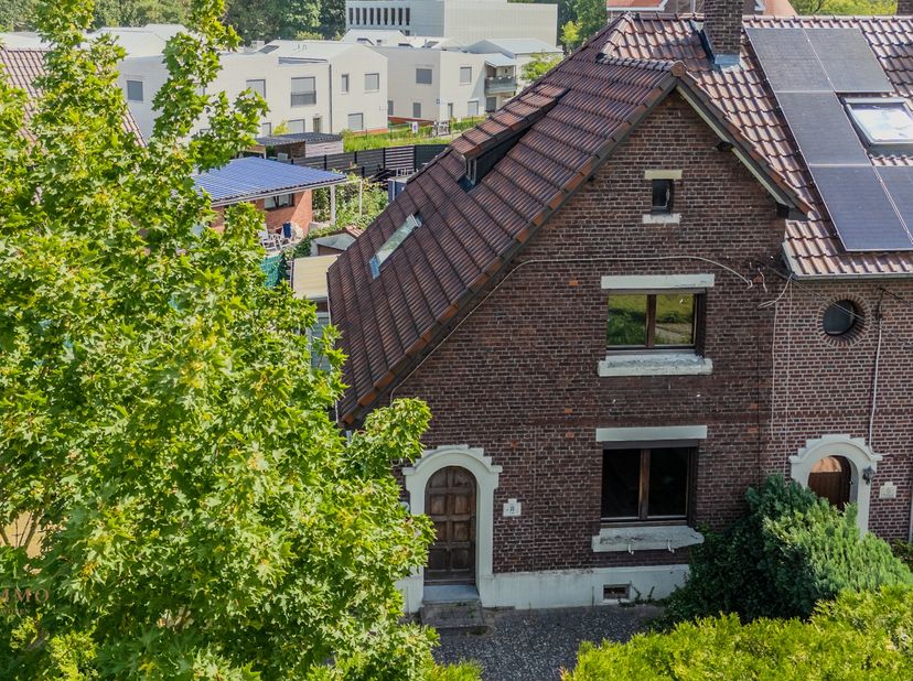 Op zoek naar een woning met karakter, potentieel en een uitstekende ligging? Maak kennis met deze charmante hoekwoning met 3 slaapkamers + onafgewerkt