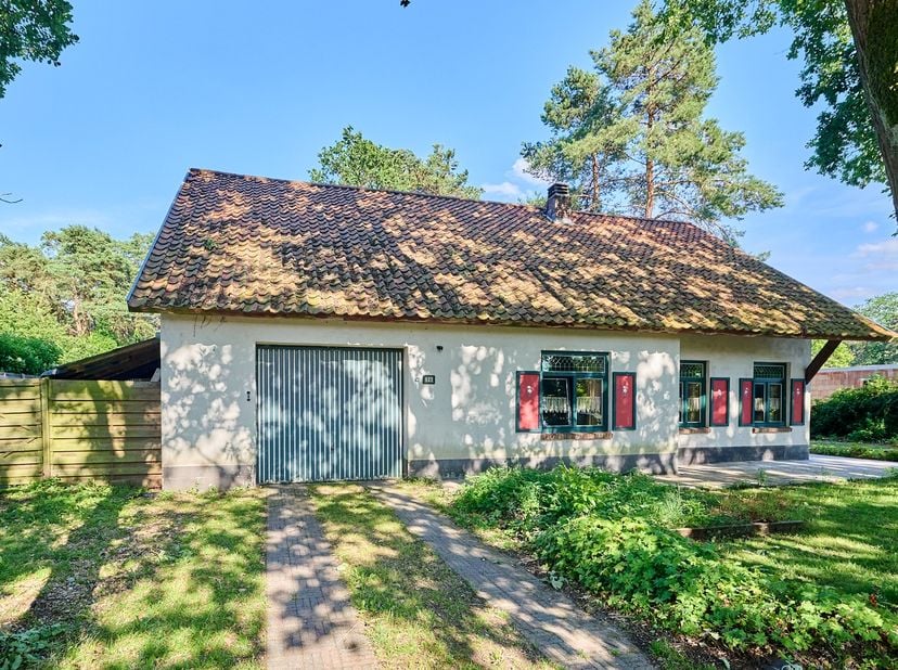 Op zoek naar een écht huis met karakter, ruimte en een tuin om helemaal in weg te dromen? Dan mag u deze woning aan Het Roth 30 in Balen zeker niet ov