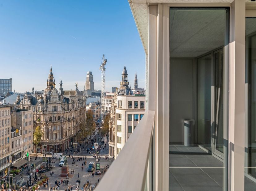 Welkom in de Antwerp Tower, hét baken van modern wonen in het hart van de stad. Op de 6e verdieping wacht dit subliem 2-slaapkamerappartement, waar de