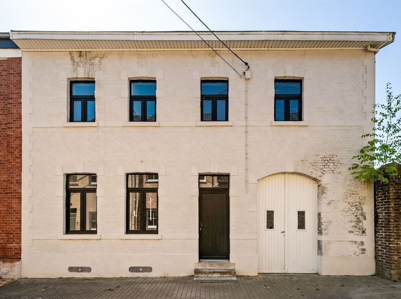 Charmante renovatiewoning met 4 kamers en zuidwestgerichte tuin, gelegen in de F.L. Vandecanstraat te Landen. Deze woning biedt een uitstekende basis