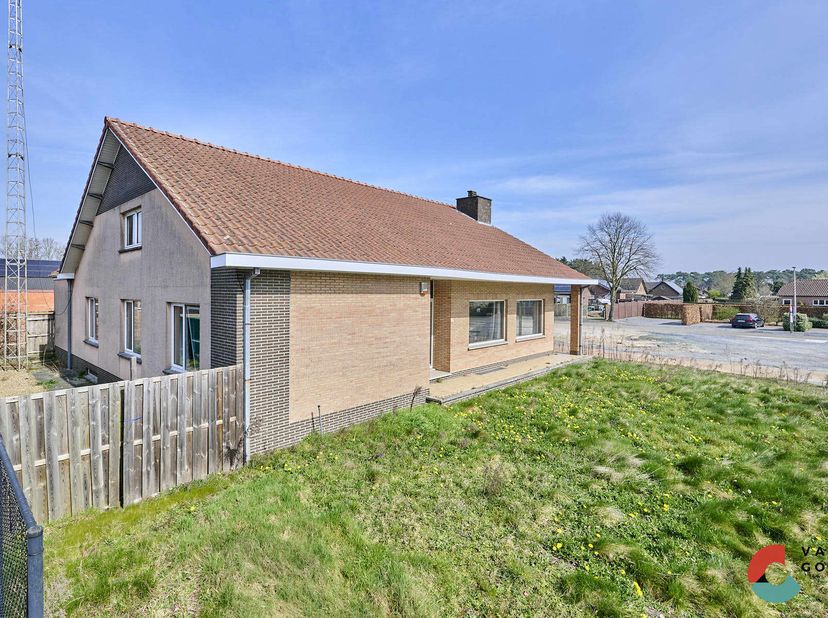 Ben je op zoek naar rustig gelegen en ruime woning met voldoende kamers op zowel het verdiep als de benedenverdieping? Dan is deze woning gelegen op e