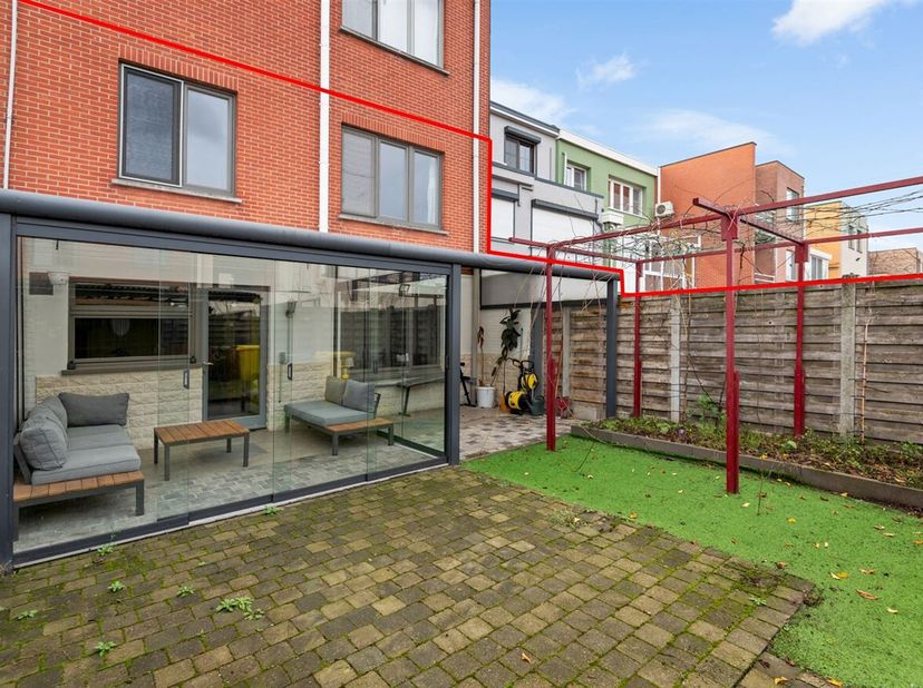 Instapklaar appartement met studio en garage op topligging in Lier <br />
In een rustige woonwijk aan de Groeningelaan te Lier, vlak bij belangrijke i