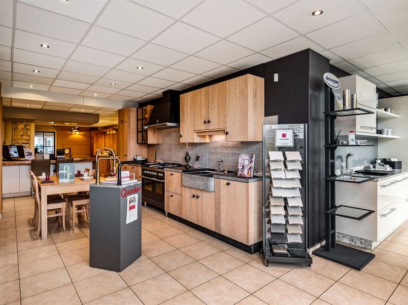 Op het gelijkvloers bevindt zich een handelsruimte die momenteel ingericht is als keukentoonzaal, met een bruikbare oppervlakte van ca 140 m². Achtera