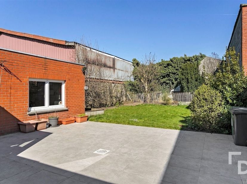 In Vlamertinge treffen we deze ruime, karaktervolle woning aan. Wonen in Vlamertinge betekent kiezen voor een levendig dorp met alle nodige voorzienin