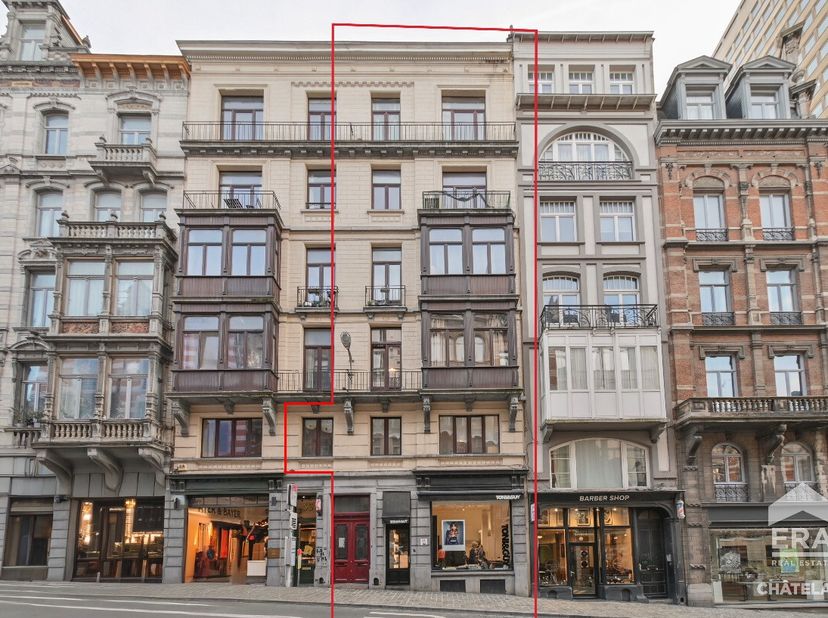 ERA CHATELAIN vous propose cette partie dimmeuble de rapport avec commerces (entité droite), idéalement située dans lun des quartiers les plus histori