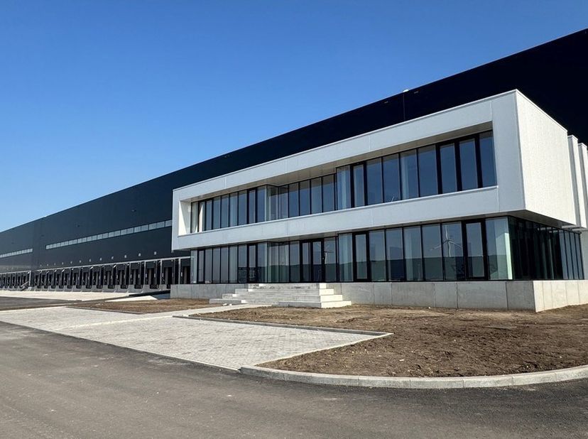 13.873m² magazijn met 1246m² mezzanine en 289m² kantoorruimte<br />
Ligging: in haven van Gent (North Sea Port) met vlotte ontsluiting naar E17/E34/E4