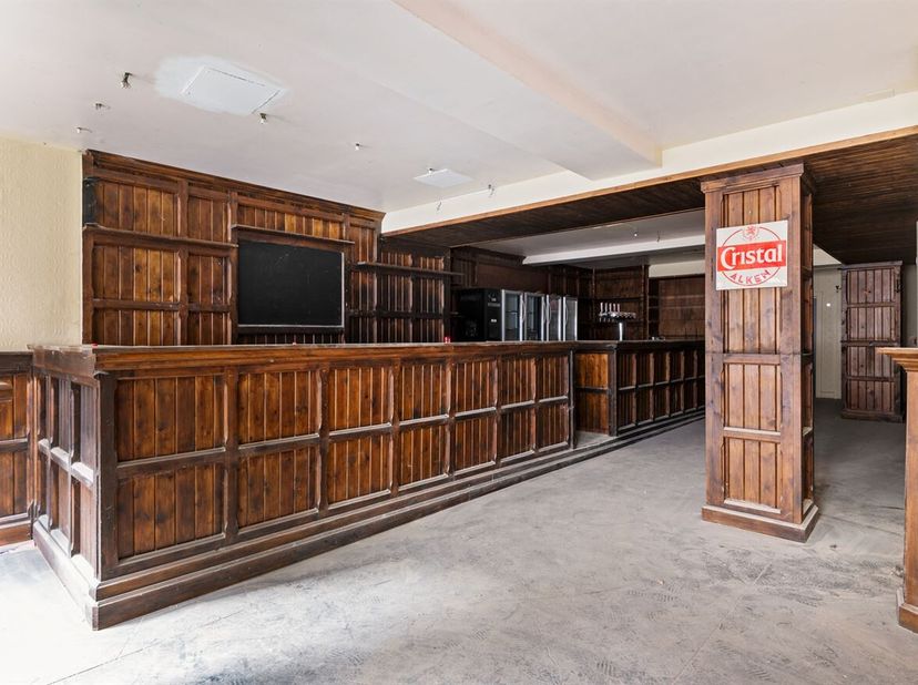 Cette belle propriété commerciale, située dans la très animée Eikelstraat à Lier, offre une opportunité unique pour les entrepreneurs ou les investiss