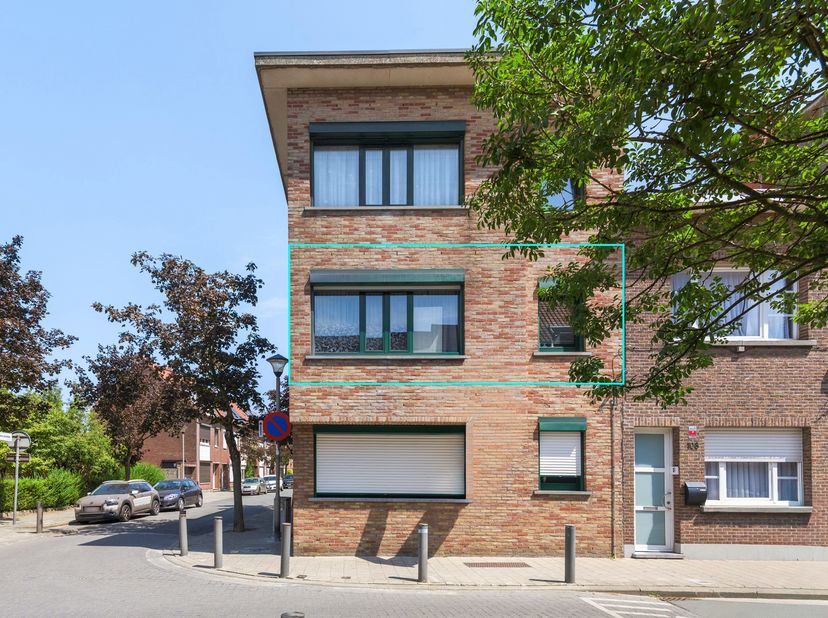 3 slaapkamerappartement in kleinschalig gebouw. <br />
Centraal gelegen op wandelafstand van Antwerpse Steenweg met winkels, openbaar vervoer en vlott