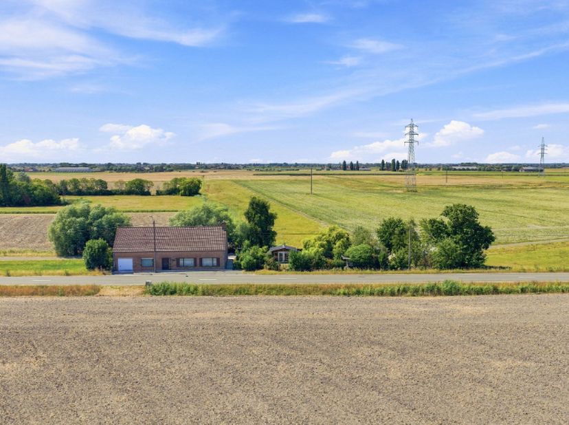Pervijze (deelgemeente Diksmuide)<br />
Ruime alleenstaande eigendom/ woonst met 2 garages (of opslagruimte), perceel 762m<br />
Deze landelijk gelege