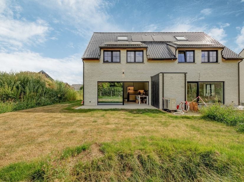 [[ DIT PAND NEEMT DEEL AAN DE ERA OPEN HUIZEN DAG OP 19/9 VAN 9:30 TOT 10:30 ]] ndeling:Deze tijdloze nieuwbouwwoning maakt deel uit van het woonproje