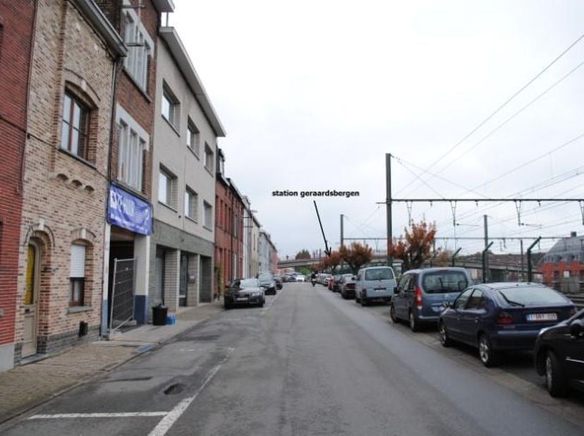 OVERDEKTE EN AFGESLOTEN AUTOSTAANPLAATS IN VERNIEUWDE HANGAR 1100m2. Op slechts 300m van het Station van Geraardsbergen : een oplossing om jouw auto v