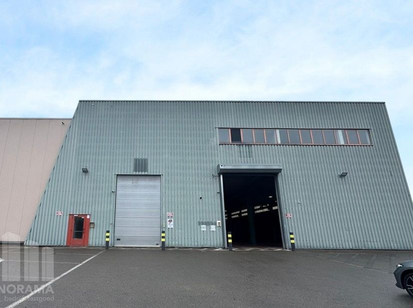 Dit polyvalente bedrijfsgebouw in Zaventem biedt een uitzonderlijke combinatie van 1.206 m² functionele opslagruimte en 152 m² mezzanine ideaal voor b