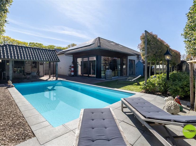 Bienvenue dans cette superbe maison à Pelt, un véritable paradis pour ceux qui aiment le confort et le luxe. Cette maison moderne offre 380 m² d'espac