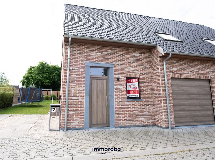 Deze ENERGIEZUINIGE recente woning is gelegen in een zeer rustige en groene omgeving.<br />
Toch dichtbij alle winkels, scholen, invalswegen,...<br />