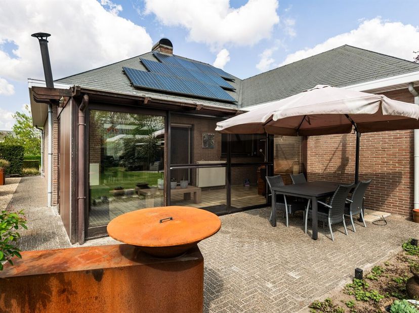 Zeer goed onderhouden laagbouwwoning, deels gerenoveerd op een kavel van +/- 760 m².  Goede bereikbaarheid en gelegen in een doodlopende straat.<br />