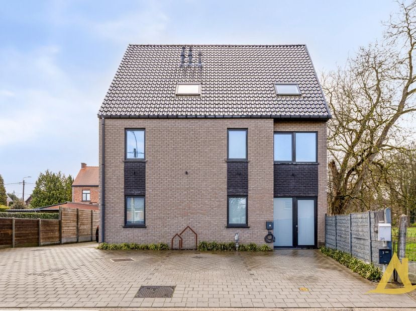 Dit exclusieve appartement (196 m²) is gelegen in de Kleinbergstraat te Schaffen, op een toplocatie met winkels, scholen, openbaar vervoer en sportfac