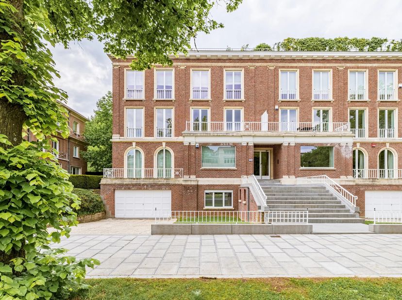La Cambre - Roosevelt - Barnes nodigt u uit om dit zeer mooie appartement van ongeveer 220 m2 exclusief te ontdekken in een kleine mede-eigendom. Het