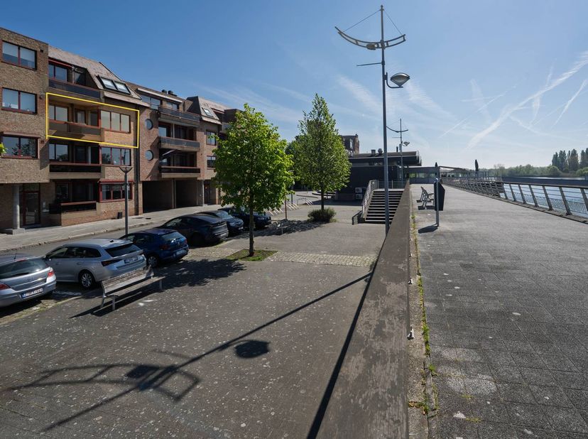 appartement avec vue sur le Rupel à vendre à Boom<br />
mise en page :<br />
- hall d'entrée<br />
- buanderie/rangement<br />
- toilettes séparées<b