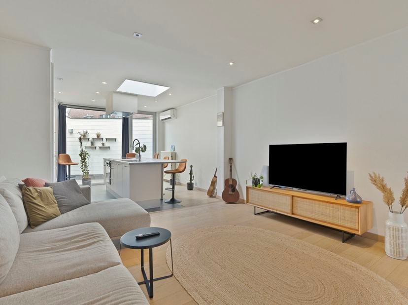 Zeer energiezuinige en werkelijk instapklare woning te Aalst. De woonst is vlot bereikbaar en bevindt zich in dichte nabijheid van scholen, warenhuize