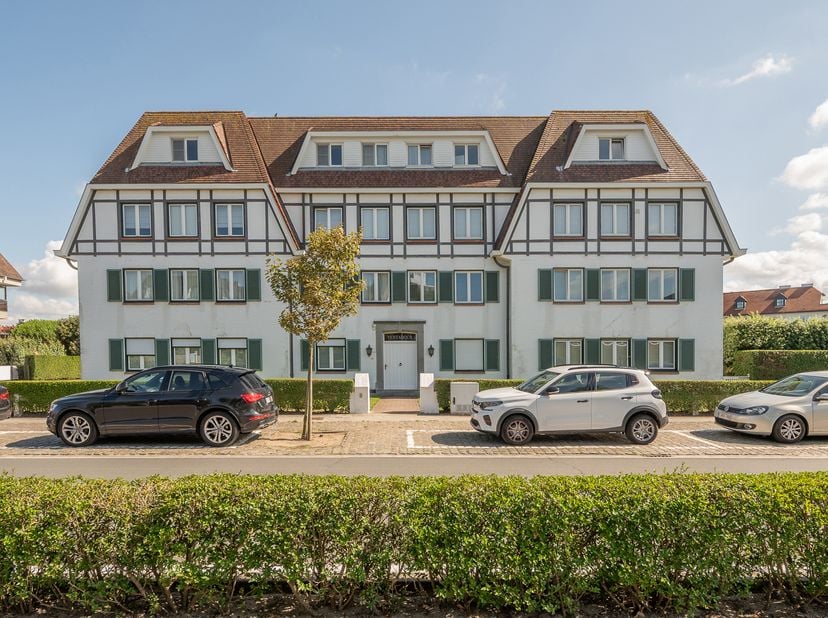 Prachtige hoekappartement van ca. 130 m², gelegen in een exclusieve villaresidentie in het hart van het Zoute, op wandelafstand van het strand, de zee
