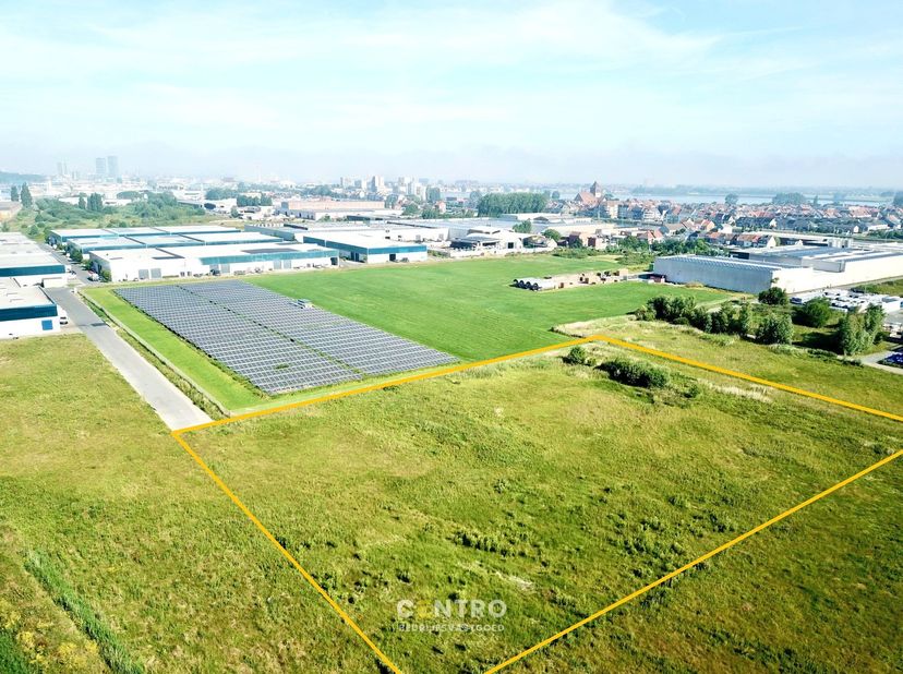 BENADERENDE AFMETINGEN:<br />
Perceelsdiepte: 113m<br />
Perceelsgrens diepte: 78m<br />
<br />
BESTEMMING:<br />
Volgens het gewestplan Oostende-Midd