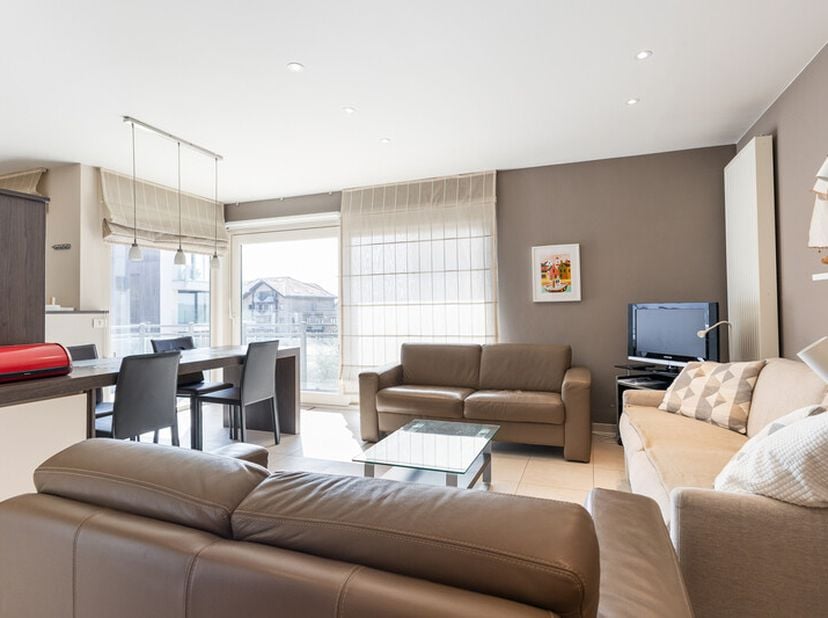 Ervaar alle comfort in dit lichtrijk hoekappartement met twee slaapkamers en groot zonneterras. Gelegen op enkele passen van de Yachtclub en strand va