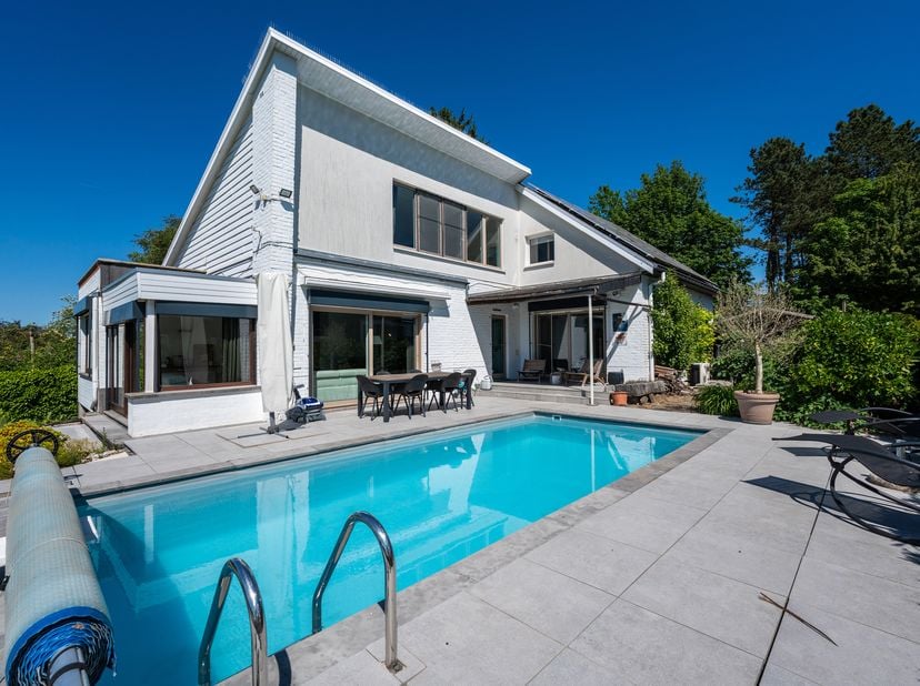 WATERLOO – Beau-Séjour, VILLA (6 SLPK/3BADK/ZWEMBAD) met ± 250 m² bewoonbare oppervlakte en mogelijkheid tot KANGOEROEWONING. Ideaal gelegen in een ru