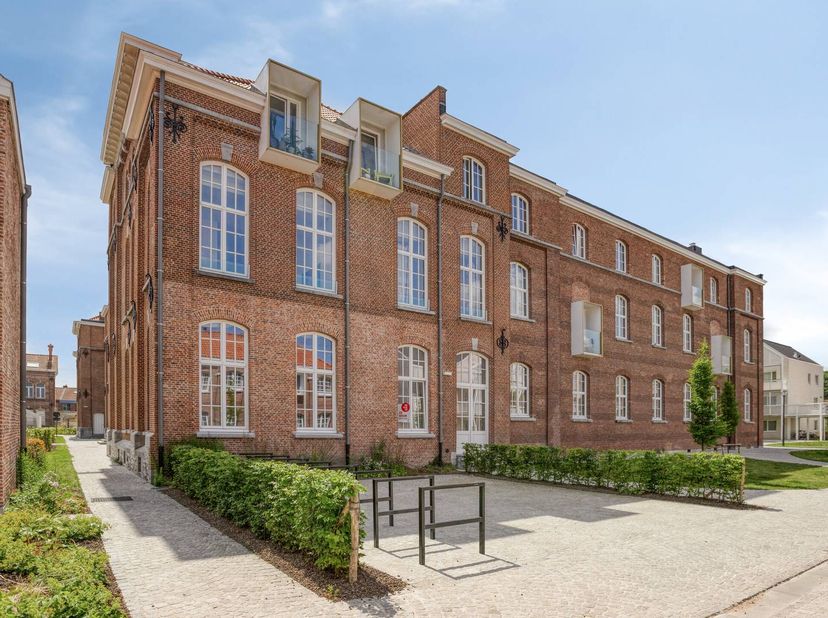 Deze commerciële ruimte bestaat uit drie afzonderlijke lokalen, perfect voor verschillende bedrijfsconcepten:<br />
<br />
Lokaal 1: Met een royale op