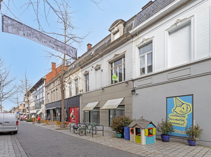 Bent u op zoek naar een commercieel pand op een strategische locatie, ideaal voor eigen gebruik of als slimme investering? Dan is dit handelspand in h