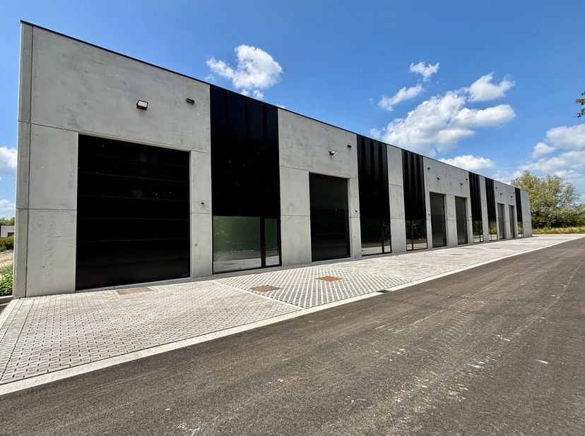 In het recent opgeleverde Gebouw A bevinden zich 13 kmo-units: 2 showroom-units en 11 magazijnunits, elk met 2 private parkeerplaatsen. Extra parking
