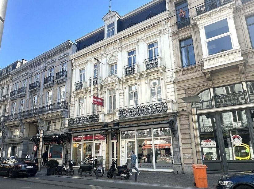 Espace commercial élégant au centre de Gand, situé dans un endroit facilement accessible et visible. Cet charmant espace de vente se trouve dans une b