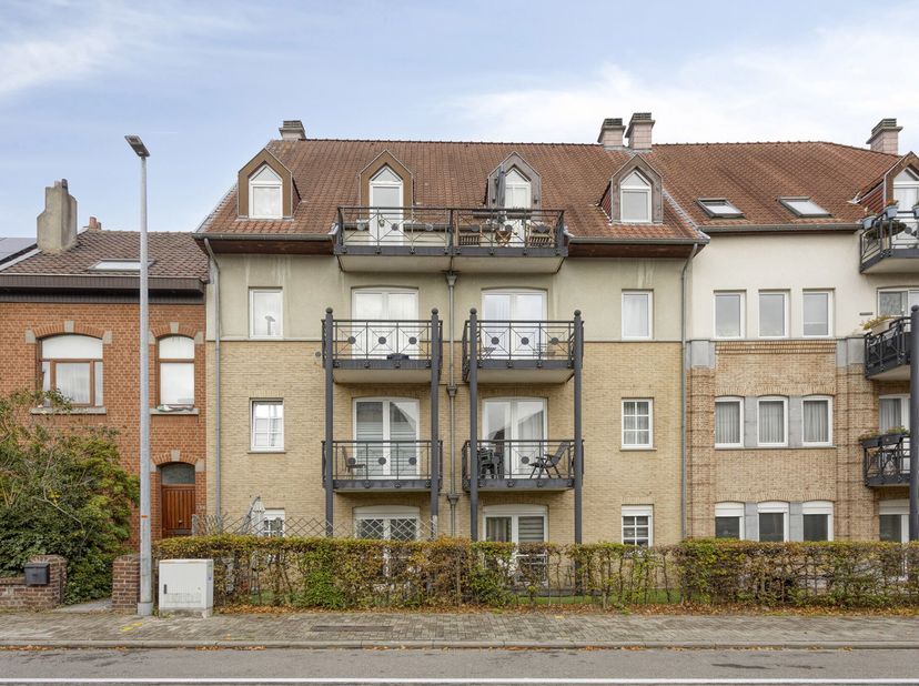 In een aangenaam gebouw in hartje Buizingen bevindt zich dit compact appartement met twee slaapkamers. De ruimtes zijn praktisch ingedeeld en genieten