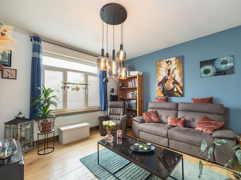 Aan de Weerstandlaan in Borgerhout, in de geliefde Tuinwijk nabij het Rivierenhof, bevindt zich deze instapklare halfopen woning met twee slaapkamers,