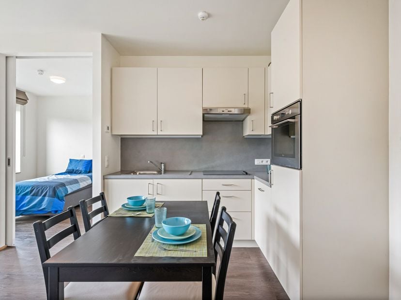Welkom in Residentie Goeleven, een moderne en erkende groep assistentiewoningen waar comfort, zelfstandigheid en levenskwaliteit centraal staan. Geleg