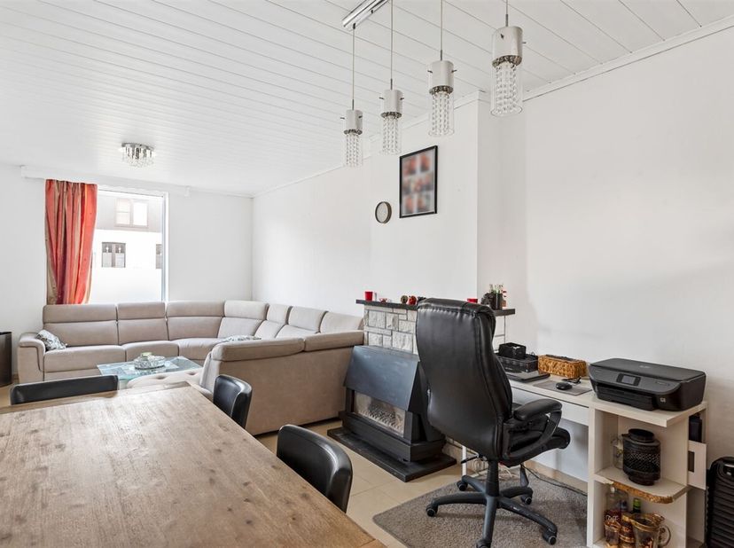 Gezellige gezinswoning met 3 slaapkamers, garage en zonnige tuin te koop in Kapellen.<br />
Ligging: De Akkerstraat is een residentiële straat met ove