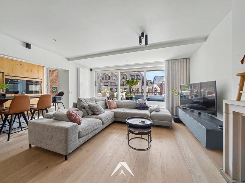 In de Grote Kring, op wandelafstand van de Grote Markt, bieden wij dit volledig gerenoveerde appartement van ca 135 m² te huur aan.<br />
Bij binnenko