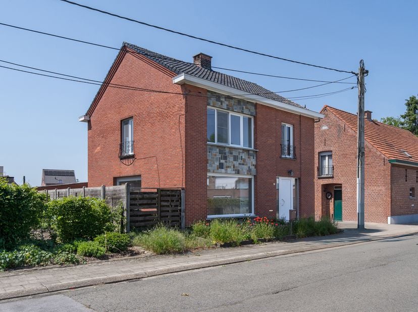 Deze vrijstaande woning in Loenhout biedt een solide basis voor wie op zoek is naar een woning met renovatiemogelijkheden op een centrale locatie. Met