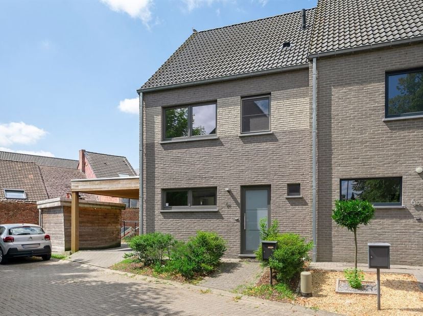 Maison à faible consommation d'énergie avec jardin, idéalement située<br />
Cette maison date de 2014, répond aux normes énergétiques actuelles et est