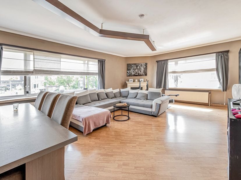 Dit zeer ruim op te frissen 1eV appartement is gelegen in een kleinschalig gebouw en bestaat uit: inkomhal, aangename leefruimte met veel lichtinval e