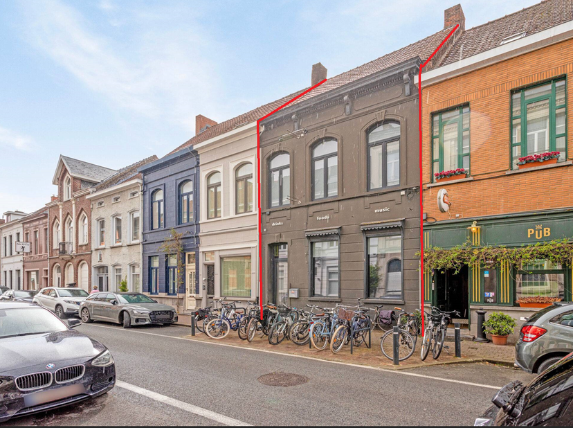 Charmante eigendom met mooie authentieke elementen en met verschillende mogelijkheden in de Sint-Alfonsusstraat te Roeselare.<br />
<br />
Gelegen in