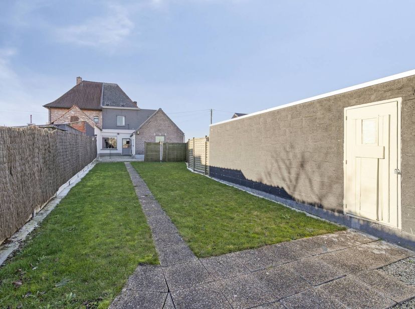 Bent u op zoek naar een huis met veel potentieel in een rustige, landelijke omgeving? Deze charmante woning in Kaster (Anzegem) biedt alles wat u nodi