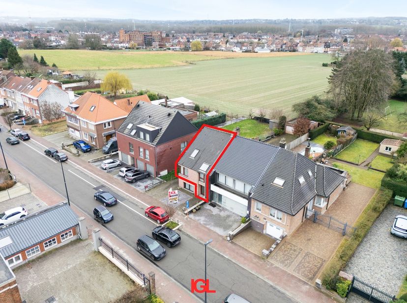 Immo Groot Leeuw presenteert u deze moderne duplex in Sint-Pieters-Leeuw. Het appartement bevindt zich in een kleinschalig gebouw met slechts twee woo