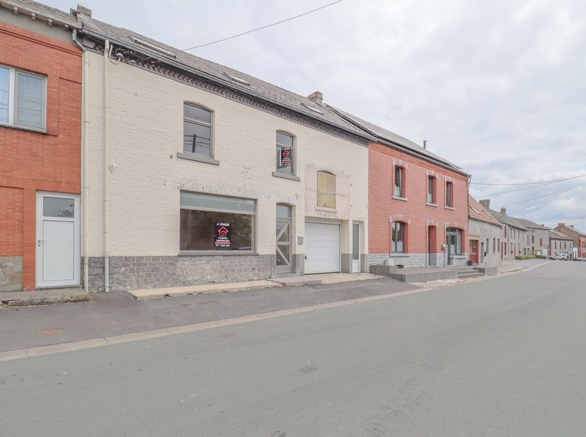Idéal pour personne souhaitant concilier vie privée et vie professionnelle ou pour investissement ! <br />
Maison de commerce avec atelier, garage et