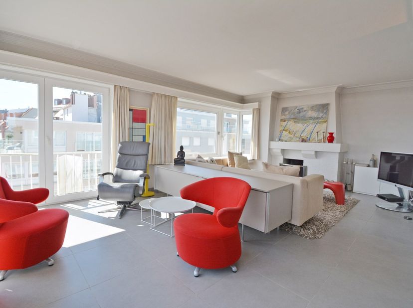 Bent u op zoek naar een comfortabel en ruim appartement aan zee? Dan is dit lichtrijke hoekappartement precies wat u zoekt. Dankzij de hoekligging gen