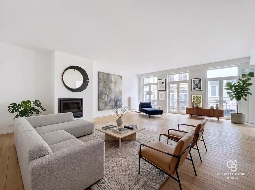 Appartement van ± 148 m² op de 1e verdieping, bestaande uit een inkomhal (+-11 m²) met inbouwkasten, een ruime en lichte woonkamer (+-42 m²) met open