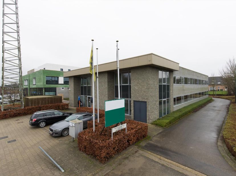 TE HUUR: kantoor met totale oppervlakte van 800 m².<br />
Beschikbare modules:<br />
* 400 m²<br />
* 800 m²<br />
* 1200 m²<br />
* 1600 m²