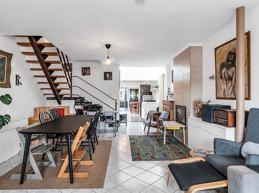 Op zoek naar een woning die je volledig naar eigen smaak kan inrichten? Dan welkom aan deze charmante gezinswoning, gelegen in de Brouwerstraat 18 in